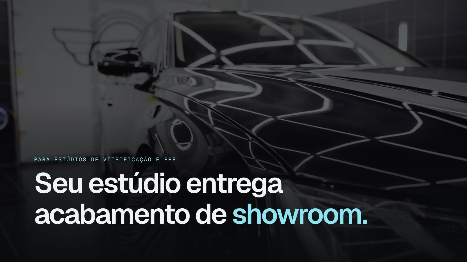 Carro preto polido com a frase: seu estúdio entrega acabamento de showroom